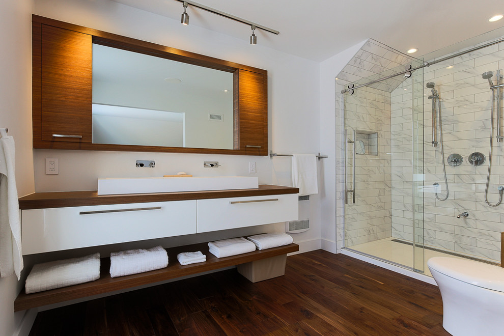 Immagine di una stanza da bagno padronale minimalista di medie dimensioni con ante lisce, ante bianche, top in legno, doccia alcova, WC monopezzo, piastrelle bianche, piastrelle in ceramica, pareti bianche e parquet scuro