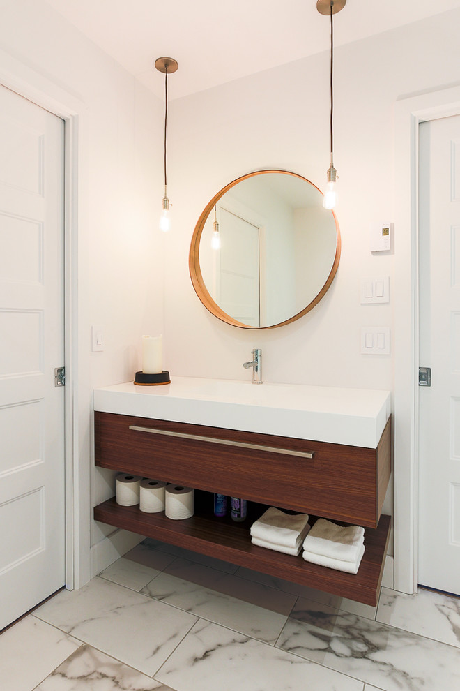 Foto di una stanza da bagno padronale contemporanea di medie dimensioni con ante lisce, ante in legno bruno, top in legno, piastrelle bianche, piastrelle in ceramica e pareti bianche