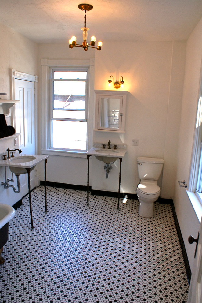 Cette image montre une salle de bain urbaine.