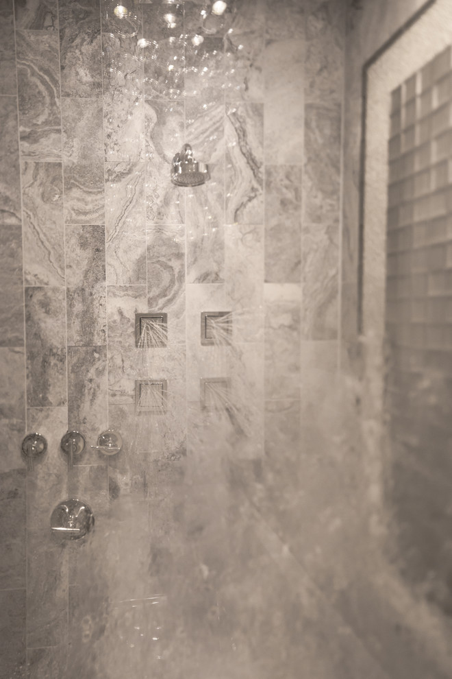 Exempel på ett stort modernt en-suite badrum, med ett undermonterad handfat, släta luckor, grå skåp, marmorbänkskiva, ett fristående badkar, en öppen dusch, en toalettstol med hel cisternkåpa, grå kakel, glaskakel, grå väggar och marmorgolv