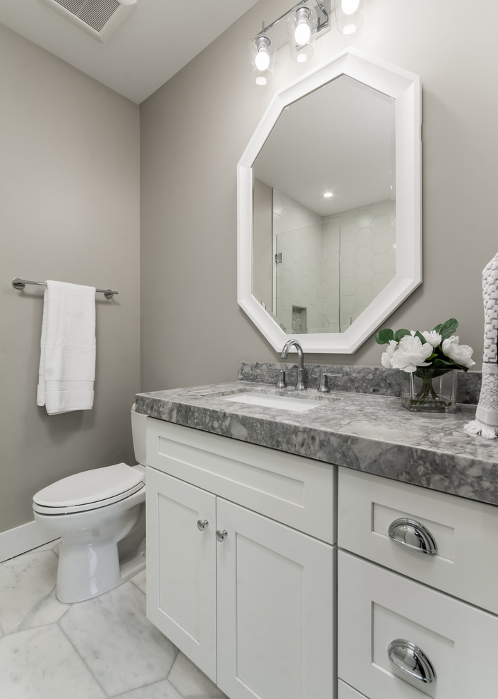 Diseño de cuarto de baño tradicional renovado con armarios estilo shaker, puertas de armario blancas, sanitario de dos piezas, paredes grises, lavabo bajoencimera, suelo blanco y encimeras grises