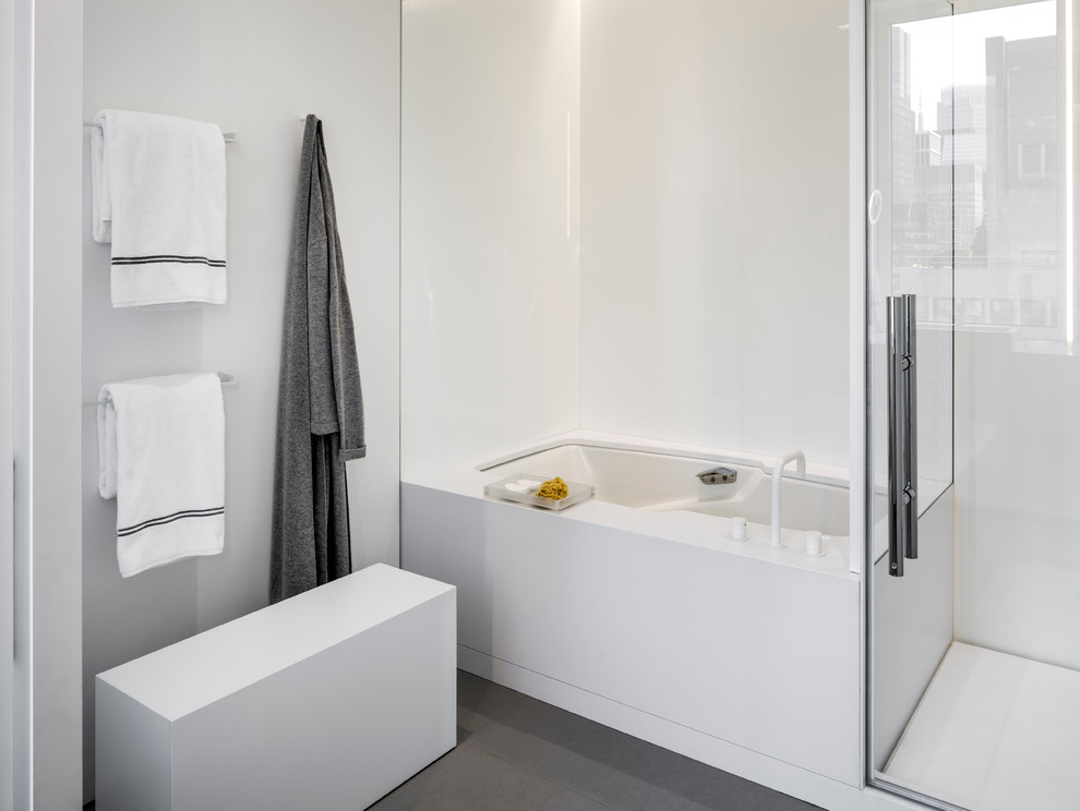 ニューヨークにあるコンテンポラリースタイルのおしゃれな浴室 (大型浴槽、白い壁) の写真