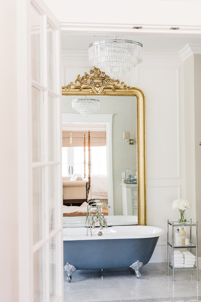 Foto på ett vintage en-suite badrum, med ett badkar med tassar, vita väggar och grått golv