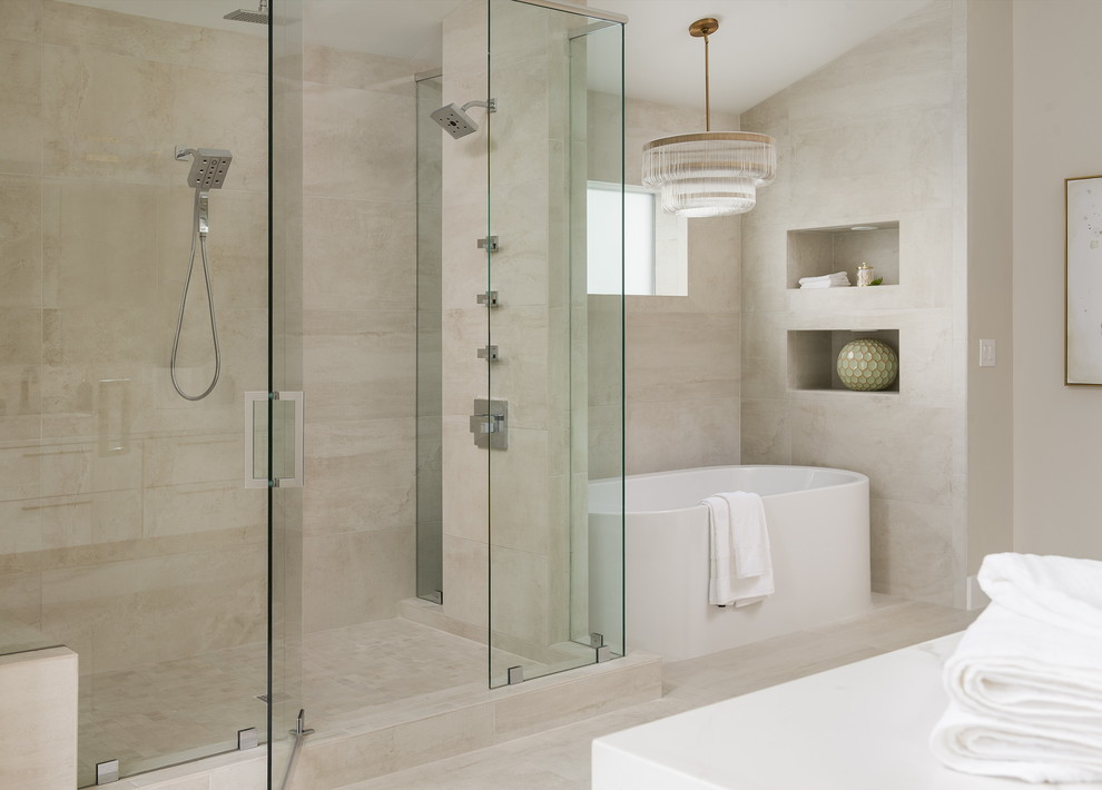 Modernes Badezimmer En Suite mit flächenbündigen Schrankfronten, weißen Schränken, freistehender Badewanne und Quarzwerkstein-Waschtisch in Phoenix