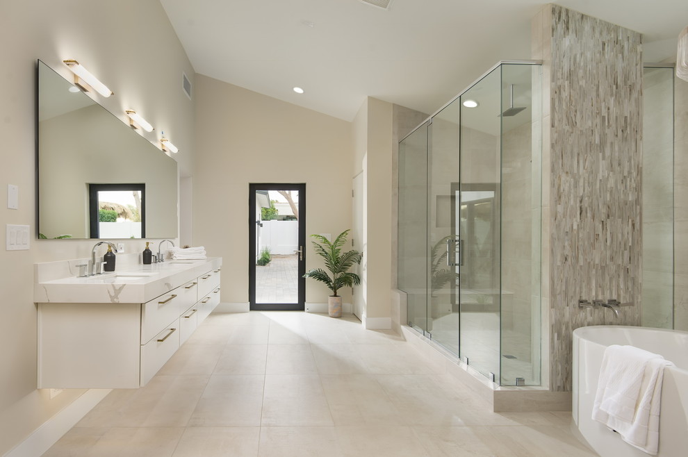 Modernes Badezimmer mit flächenbündigen Schrankfronten, weißen Schränken, Whirlpool und Quarzwerkstein-Waschtisch in Phoenix