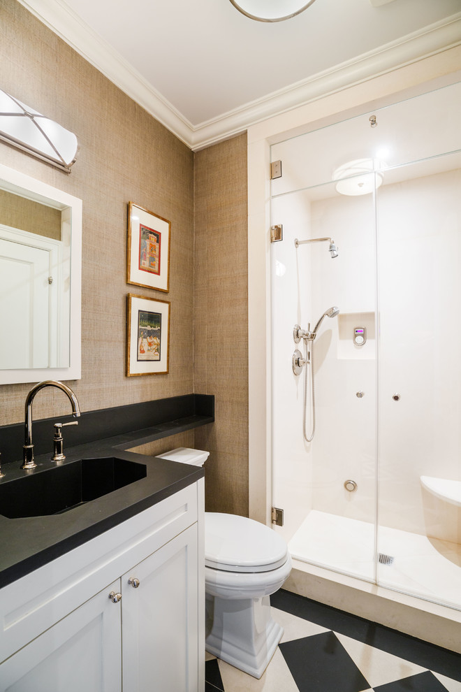 На фото: ванная комната в стиле неоклассика (современная классика) с фасадами в стиле шейкер, белыми фасадами, душем в нише, белой плиткой, бежевыми стенами, душевой кабиной, монолитной раковиной, разноцветным полом, душем с распашными дверями, черной столешницей и зеркалом с подсветкой