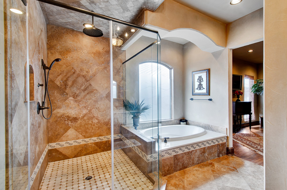 Foto de cuarto de baño mediterráneo con bañera encastrada, ducha esquinera y baldosas y/o azulejos beige
