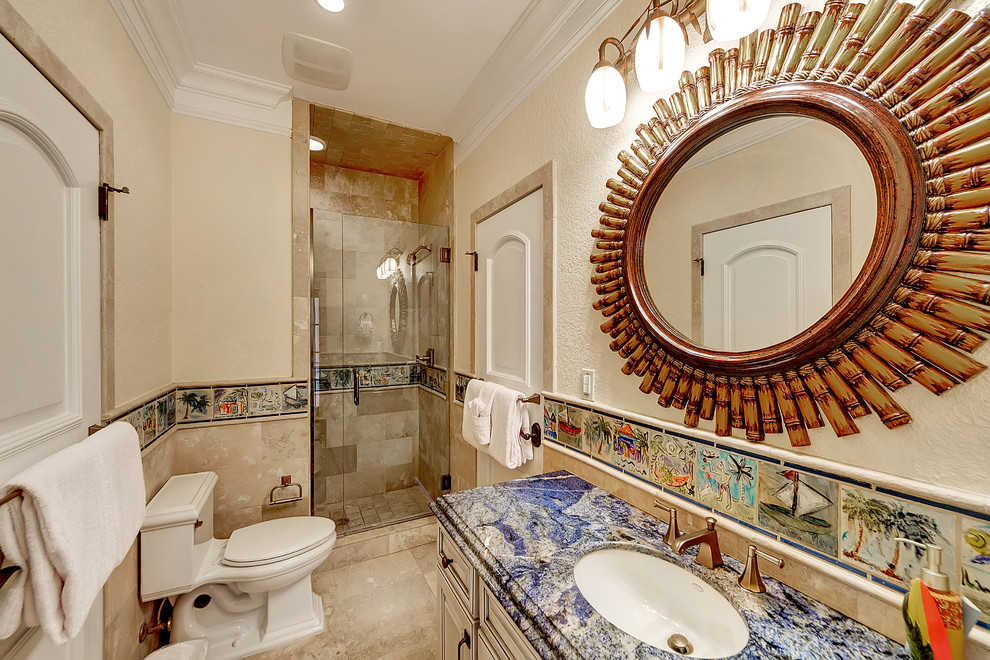 Стильный дизайн: ванная комната: освещение в морском стиле с врезной раковиной, бежевыми фасадами, угловым душем и разноцветной плиткой - последний тренд