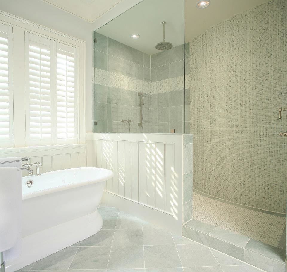 Foto de cuarto de baño principal de estilo americano con bañera con patas, baldosas y/o azulejos blancos y suelo de mármol