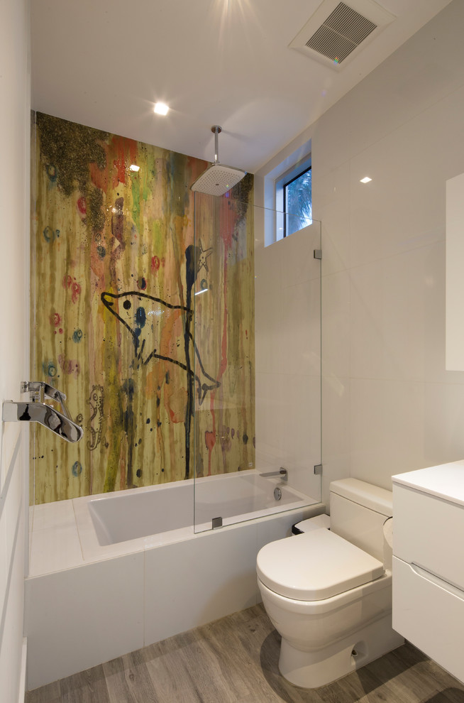 Inspiration för moderna en-suite badrum, med släta luckor, vita skåp, ett fristående badkar, en öppen dusch, vit kakel, vita väggar, ett integrerad handfat, grått golv och dusch med gångjärnsdörr