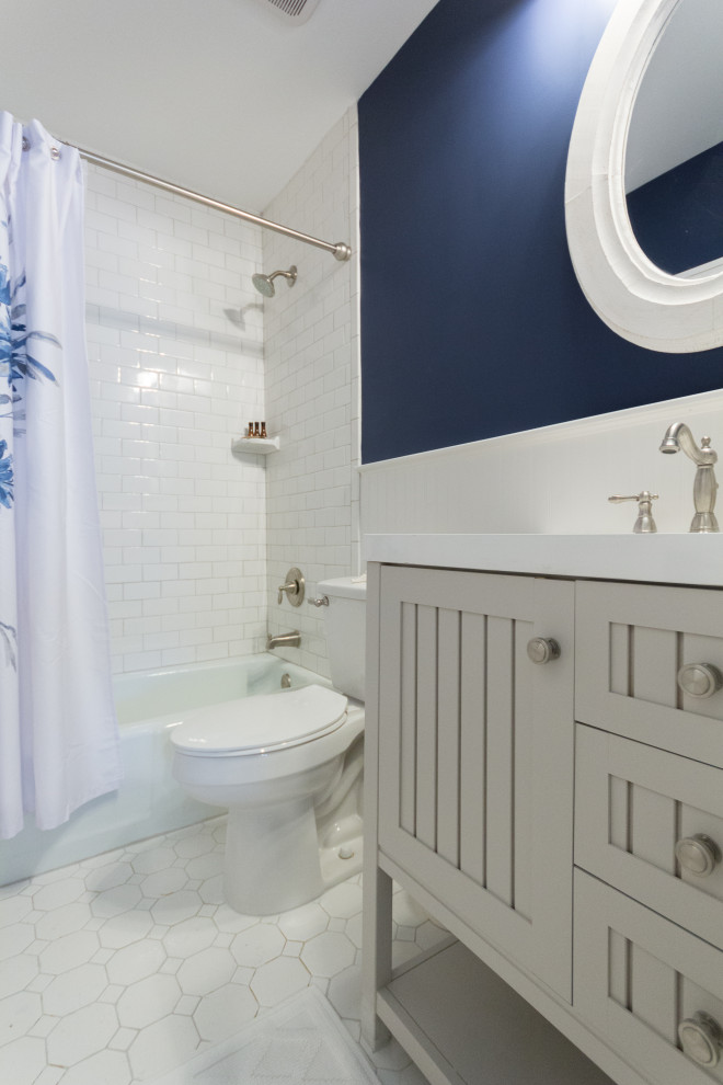 На фото: маленькая ванная комната в морском стиле с серыми фасадами, ванной в нише, душем в нише, раздельным унитазом, белой плиткой, керамогранитной плиткой, розовыми стенами, полом из керамогранита, врезной раковиной, столешницей из искусственного камня, белым полом, шторкой для ванной, белой столешницей, тумбой под одну раковину и напольной тумбой для на участке и в саду с