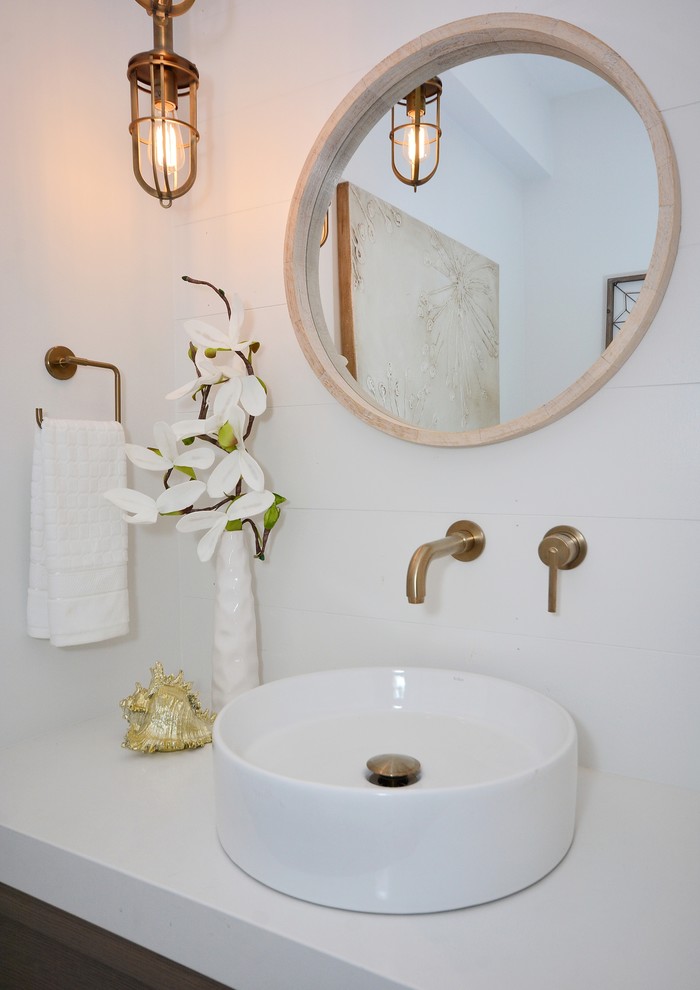 Idee per una grande stanza da bagno contemporanea con ante lisce, ante in legno scuro, piastrelle bianche, pavimento con piastrelle in ceramica, lavabo a bacinella e top in granito