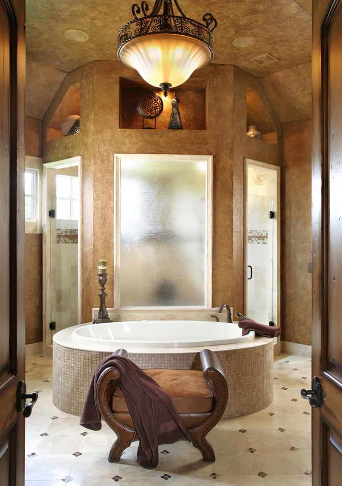 カンザスシティにある地中海スタイルのおしゃれな浴室 (ドロップイン型浴槽、茶色い壁、コーナー設置型シャワー) の写真