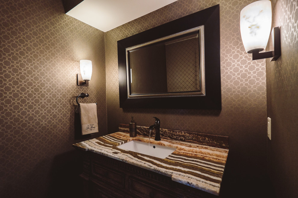 Inspiration pour une salle de bain traditionnelle de taille moyenne avec un plan de toilette en onyx et un mur violet.