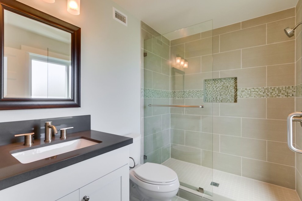 Ejemplo de cuarto de baño costero con puertas de armario blancas, sanitario de dos piezas, baldosas y/o azulejos verdes y aseo y ducha