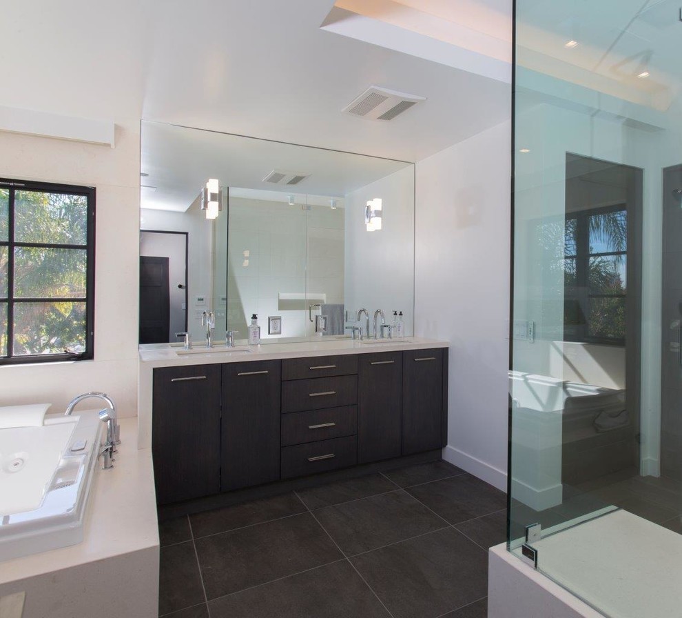 Großes Modernes Badezimmer En Suite mit flächenbündigen Schrankfronten, braunen Schränken, Whirlpool, Nasszelle, weißen Fliesen, Spiegelfliesen, Quarzwerkstein-Waschtisch, beiger Waschtischplatte, Doppelwaschbecken und eingebautem Waschtisch in Los Angeles
