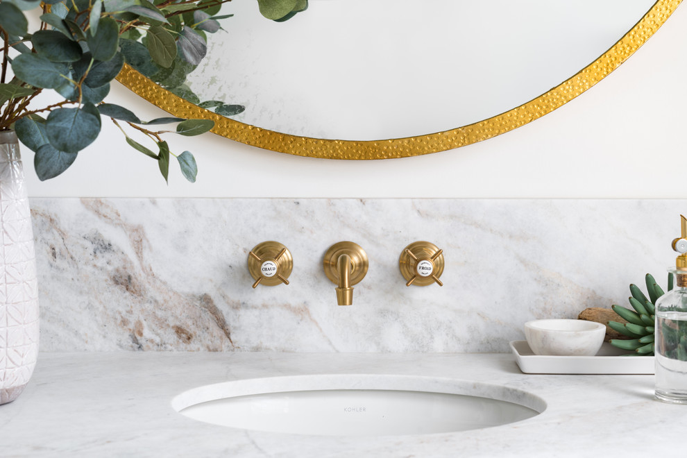 Foto di una grande stanza da bagno padronale country con vasca con piedi a zampa di leone, parquet chiaro, lavabo sottopiano, top in marmo e top bianco