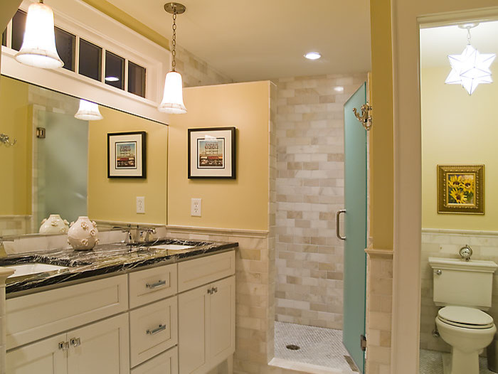 На фото: большая главная ванная комната в современном стиле с фасадами с утопленной филенкой, белыми фасадами, полновстраиваемой ванной, душем в нише, бежевой плиткой, мраморной плиткой, желтыми стенами, полом из мозаичной плитки, врезной раковиной, столешницей из талькохлорита, разноцветным полом, душем с распашными дверями и разноцветной столешницей с