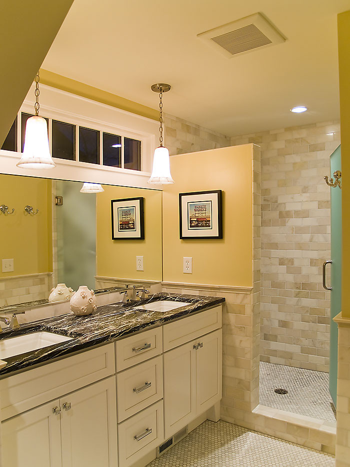 Стильный дизайн: большая главная ванная комната в современном стиле с фасадами с утопленной филенкой, белыми фасадами, полновстраиваемой ванной, душем в нише, бежевой плиткой, мраморной плиткой, желтыми стенами, полом из мозаичной плитки, врезной раковиной, столешницей из талькохлорита, разноцветным полом, душем с распашными дверями и разноцветной столешницей - последний тренд