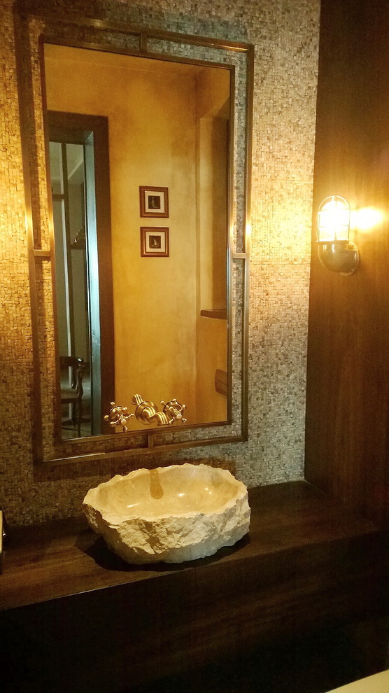 Exemple d'une salle de bain éclectique avec un plan de toilette en bois et un carrelage marron.