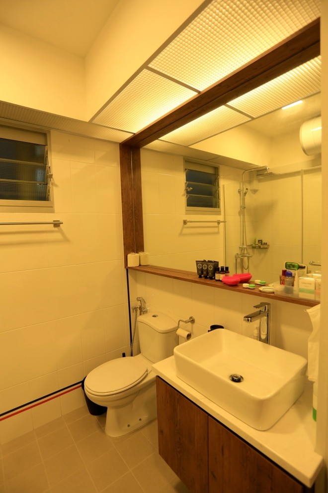 Foto di una stanza da bagno padronale industriale di medie dimensioni con ante in legno scuro, pavimento con piastrelle in ceramica e top in marmo