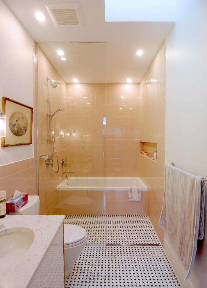 Источник вдохновения для домашнего уюта: маленькая главная ванная комната в современном стиле с белыми фасадами, ванной в нише, керамической плиткой, белой столешницей, плоскими фасадами, душевой комнатой, белыми стенами, полом из керамической плитки, врезной раковиной, белым полом, открытым душем, унитазом-моноблоком, бежевой плиткой, мраморной столешницей, тумбой под две раковины и встроенной тумбой для на участке и в саду