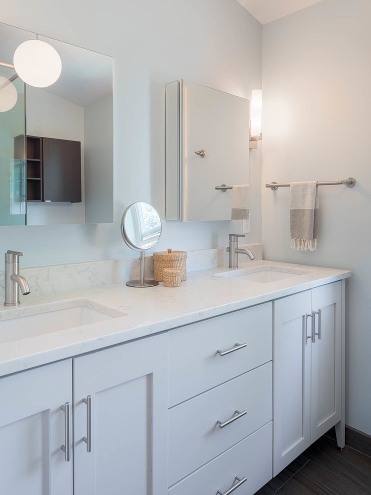 Inspiration pour une salle de bain principale minimaliste de taille moyenne avec un placard en trompe-l'oeil, des portes de placard grises, un mur gris, un lavabo encastré, un plan de toilette en quartz modifié et un plan de toilette blanc.