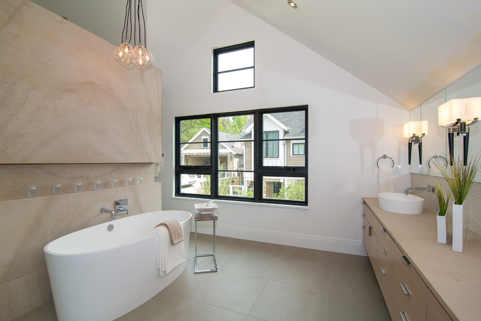 Cette photo montre une salle de bain principale moderne de taille moyenne avec un bain bouillonnant, un carrelage beige, des carreaux de céramique, un mur blanc, carreaux de ciment au sol, une vasque, un plan de toilette en stratifié, un sol beige et un plan de toilette beige.