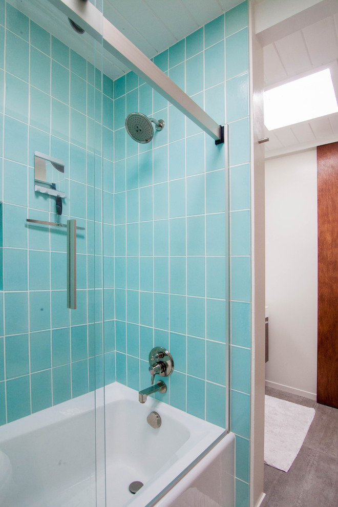 サンフランシスコにあるお手頃価格の中くらいなミッドセンチュリースタイルのおしゃれな浴室 (濃色木目調キャビネット、コーナー型浴槽、シャワー付き浴槽	、青いタイル、セラミックタイル、白い壁、開き戸のシャワー) の写真