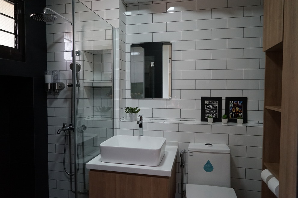 Skandinavisk inredning av ett badrum, med svart och vit kakel