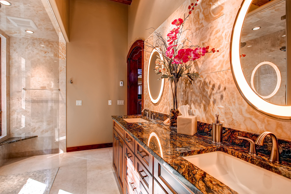 Foto de cuarto de baño clásico con encimera de granito, encimeras marrones y espejo con luz