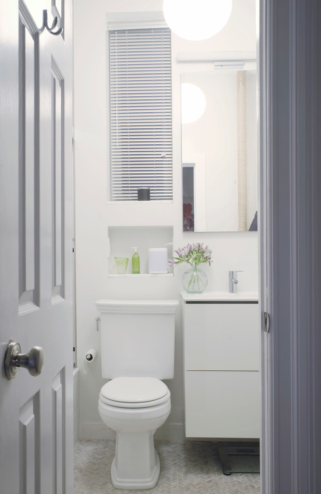 Immagine di una piccola stanza da bagno padronale contemporanea con ante lisce, ante bianche, WC a due pezzi, pavimento con piastrelle in ceramica, top in superficie solida, pavimento multicolore e top bianco