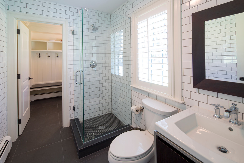 На фото: ванная комната в классическом стиле с угловым душем, белой плиткой, плиткой кабанчик и полом из сланца с