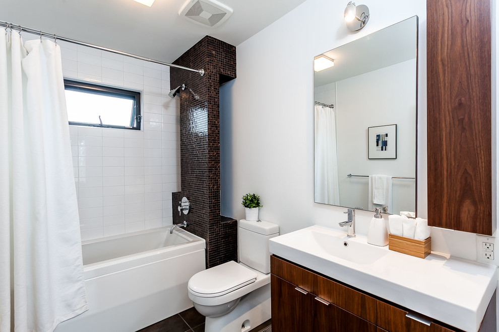 Exempel på ett litet modernt badrum med dusch, med släta luckor, skåp i mellenmörkt trä, ett platsbyggt badkar, en dusch/badkar-kombination, en toalettstol med hel cisternkåpa, vita väggar, ett konsol handfat, bänkskiva i akrylsten och dusch med duschdraperi