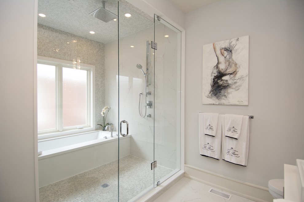 Cette image montre une salle de bain principale traditionnelle avec une baignoire encastrée, un combiné douche/baignoire, un carrelage marron et un carrelage blanc.