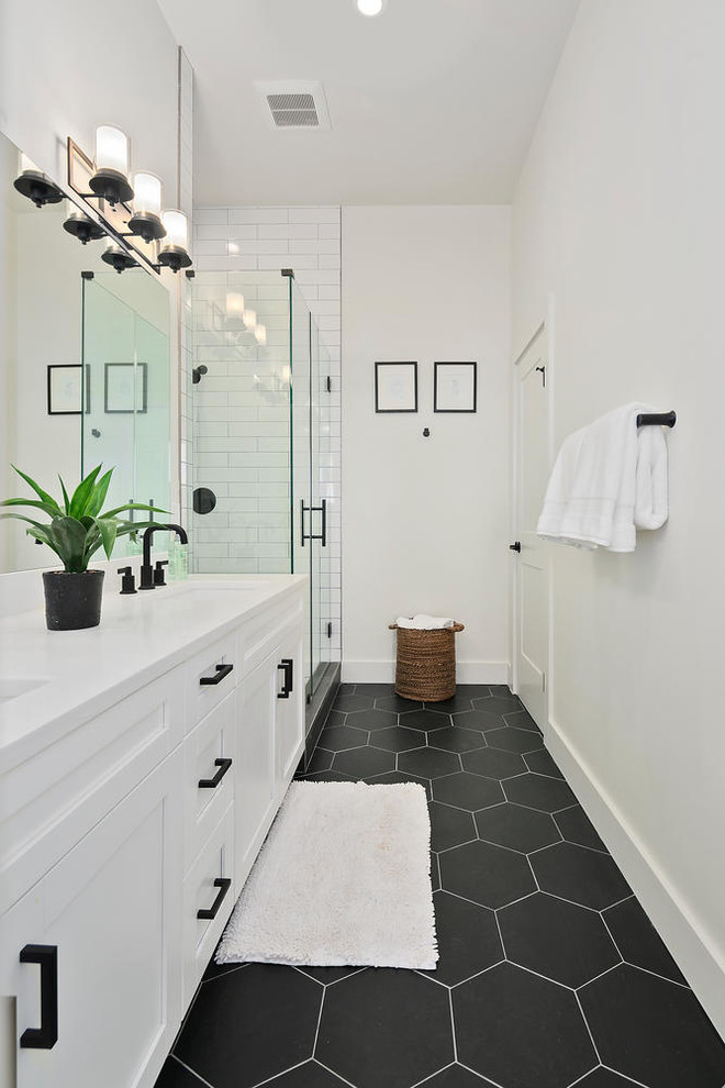 Идея дизайна: ванная комната в скандинавском стиле с фасадами в стиле шейкер, белыми фасадами, белой плиткой, плиткой кабанчик, белыми стенами, душевой кабиной, врезной раковиной, черным полом, душем с распашными дверями и белой столешницей