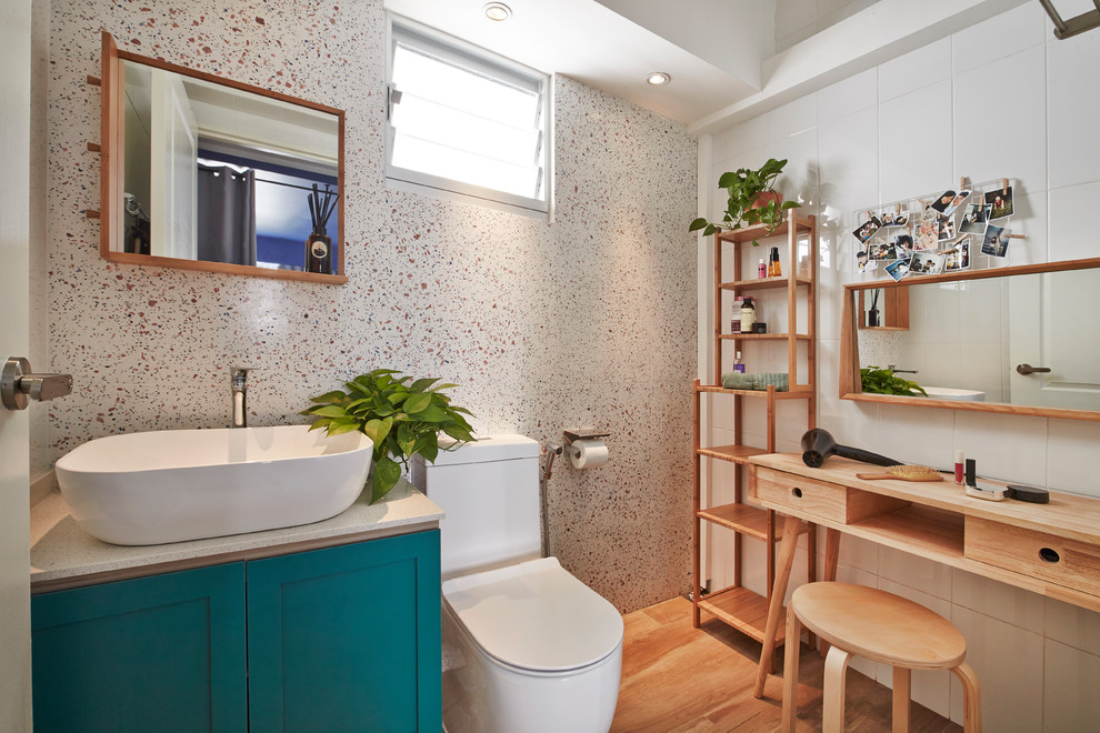 Inspiration för ett funkis badrum med dusch, med skåp i shakerstil, blå skåp, en toalettstol med separat cisternkåpa, vit kakel, vita väggar, mellanmörkt trägolv och ett fristående handfat