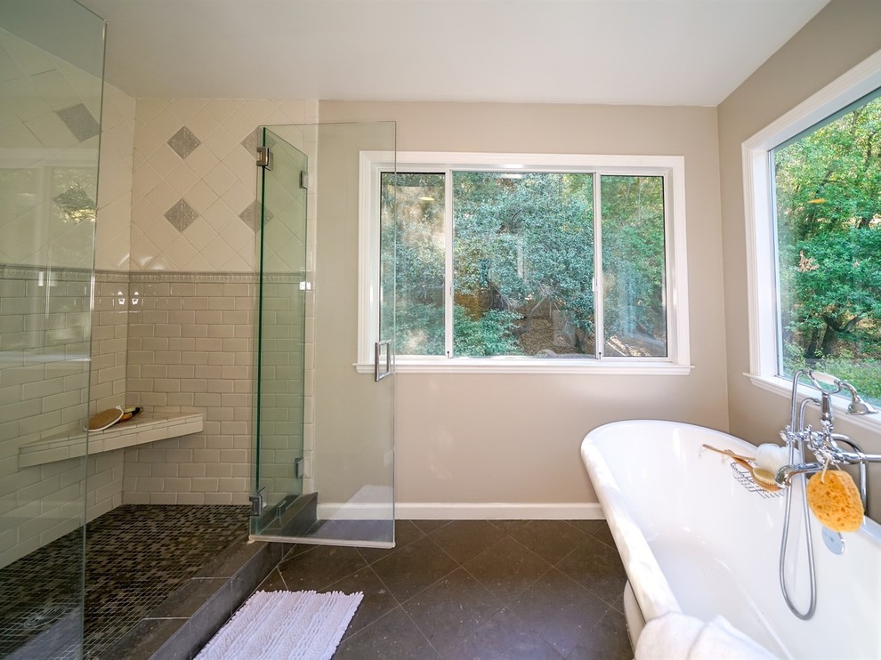 Idee per una grande stanza da bagno padronale american style con vasca freestanding, piastrelle diamantate, pavimento in ardesia, pavimento grigio e porta doccia a battente