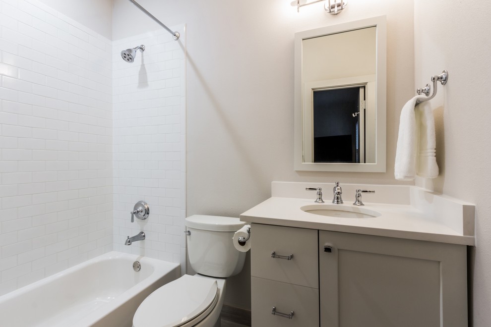Immagine di una piccola stanza da bagno tradizionale con ante lisce, ante beige e parquet chiaro