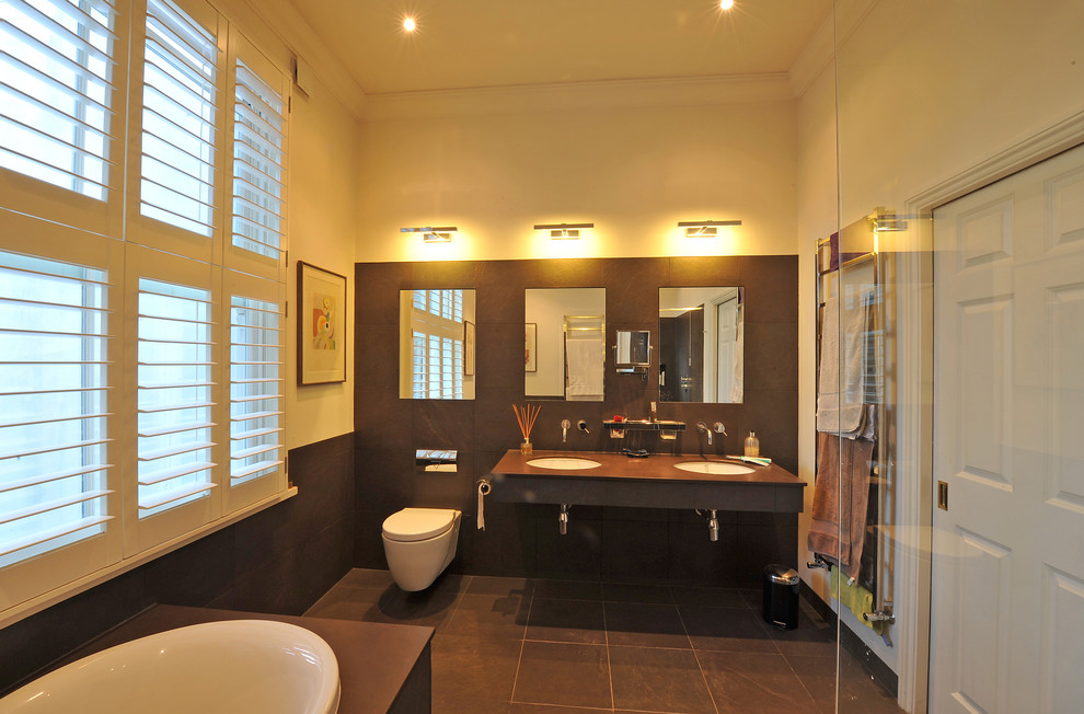 Exempel på ett klassiskt en-suite badrum, med ett undermonterad handfat, luckor med glaspanel, granitbänkskiva, ett platsbyggt badkar, en öppen dusch, en vägghängd toalettstol, grön kakel, stenkakel, vita väggar och skiffergolv