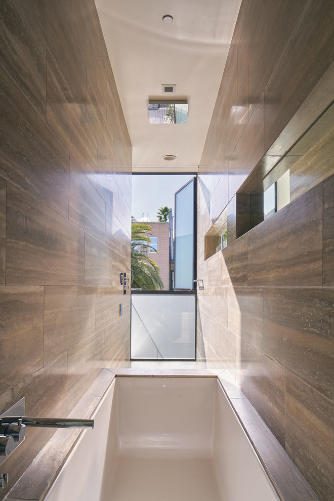 Inspiration för moderna badrum, med ett undermonterat badkar, en dusch/badkar-kombination och brun kakel