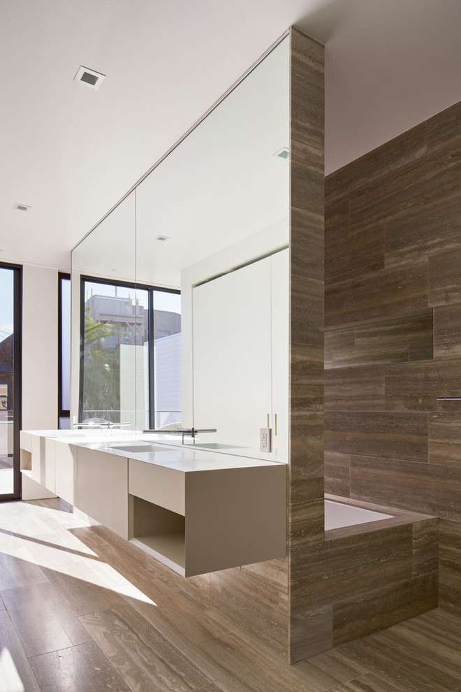 Идея дизайна: ванная комната в современном стиле с плоскими фасадами, бежевыми фасадами, коричневой плиткой, полновстраиваемой ванной и монолитной раковиной