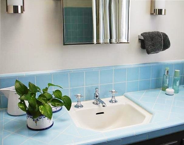 サンディエゴにあるお手頃価格の小さなエクレクティックスタイルのおしゃれな浴室 (タイルの洗面台、コーナー型浴槽、シャワー付き浴槽	、青いタイル、磁器タイル、セラミックタイルの床) の写真