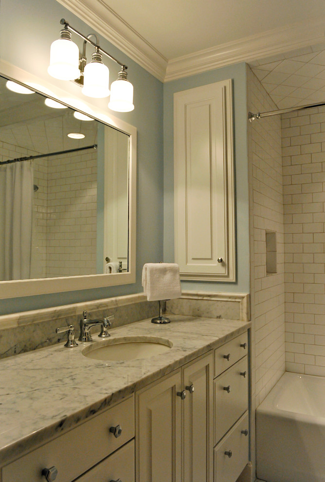 Idéer för att renovera ett mellanstort vintage en-suite badrum, med luckor med upphöjd panel, vita skåp, marmorbänkskiva, blå väggar, ett undermonterad handfat, ett badkar i en alkov, en dusch i en alkov, vit kakel och tunnelbanekakel