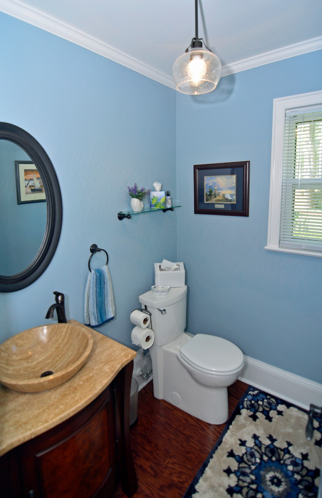 Пример оригинального дизайна: ванная комната среднего размера в классическом стиле с фасадами островного типа, фасадами цвета дерева среднего тона, раздельным унитазом, синими стенами, темным паркетным полом, душевой кабиной, мраморной столешницей и настольной раковиной