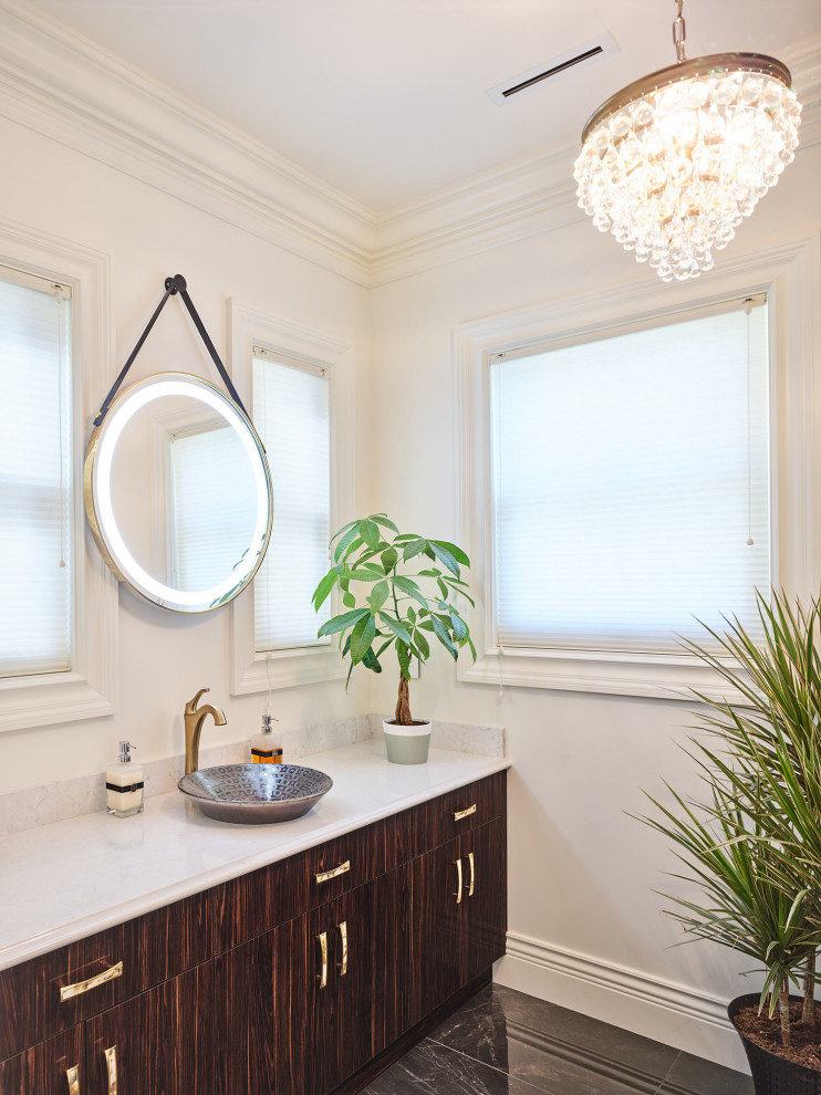 На фото: ванная комната среднего размера в стиле модернизм с фасадами в стиле шейкер, коричневыми фасадами, унитазом-моноблоком, белыми стенами, настольной раковиной, серым полом и белой столешницей с