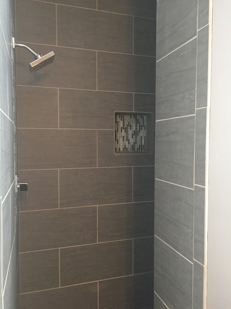Идея дизайна: ванная комната в стиле неоклассика (современная классика) с душем в нише, серой плиткой, плиткой мозаикой и серыми стенами