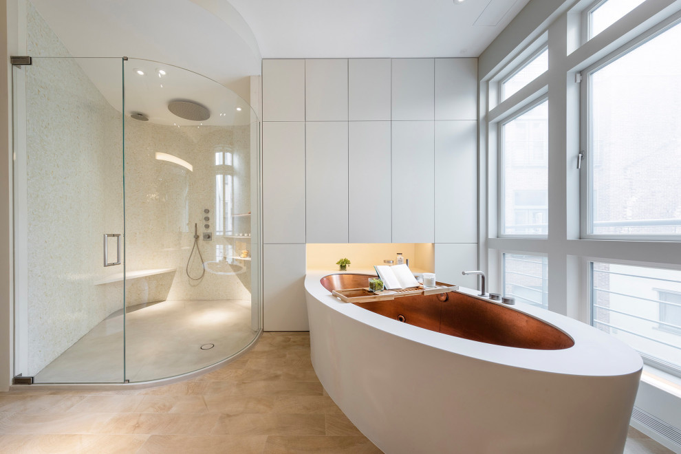 Пример оригинального дизайна: главная ванная комната в современном стиле с полновстраиваемой ванной, белой плиткой, белыми стенами и бежевым полом