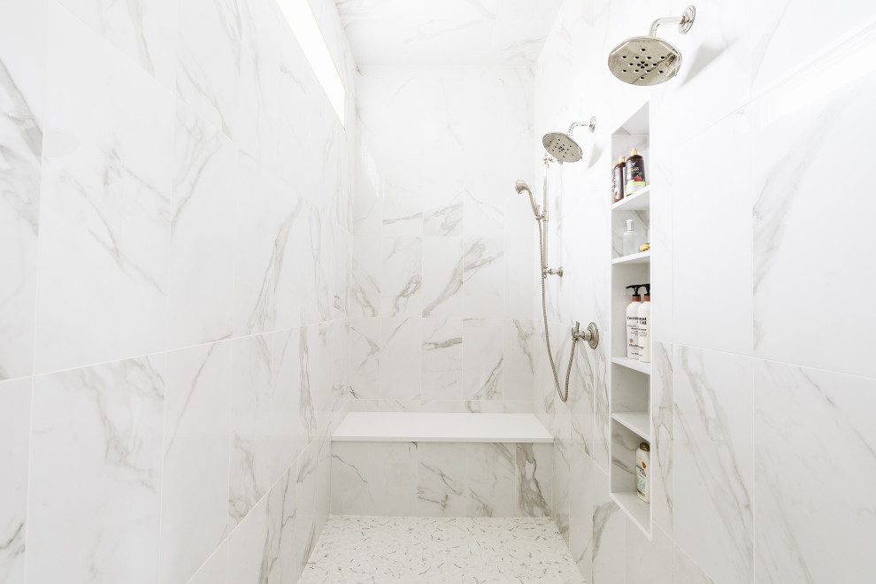 Свежая идея для дизайна: большая главная ванная комната в стиле неоклассика (современная классика) с душем без бортиков, белой плиткой, мраморной плиткой, белыми стенами, врезной раковиной, белым полом, душем с распашными дверями и нишей - отличное фото интерьера