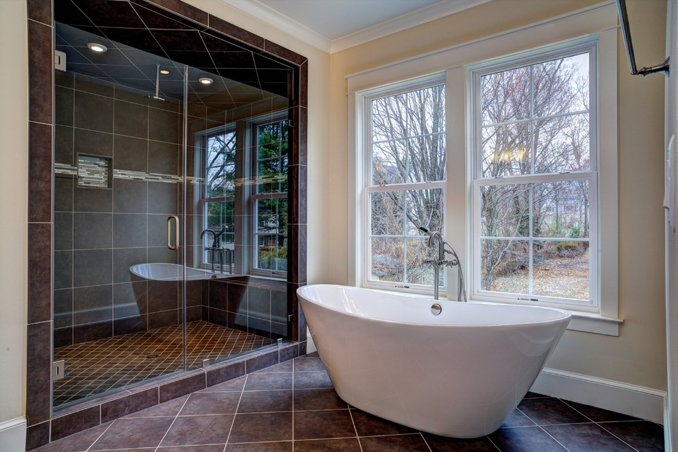 Ispirazione per una grande stanza da bagno padronale stile americano con vasca freestanding, doccia doppia, piastrelle marroni, pareti beige, pavimento marrone e porta doccia a battente